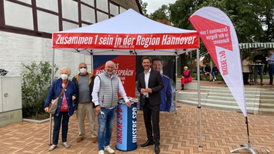 Henning Harter und Steffen Krach am Infostand in Gehrden